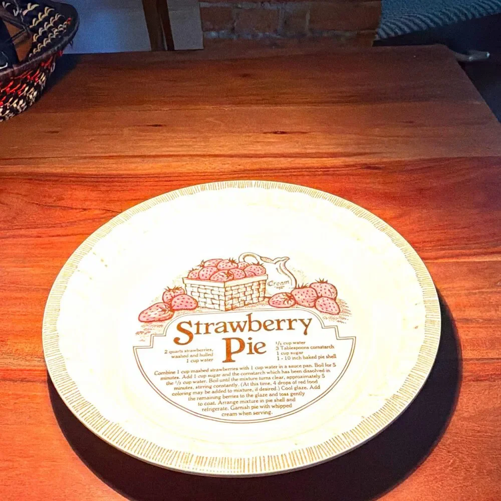 Jeannette Royal China Strawberry Pie Ceramic Pie Dish 10in Round 1qt Oven Safe